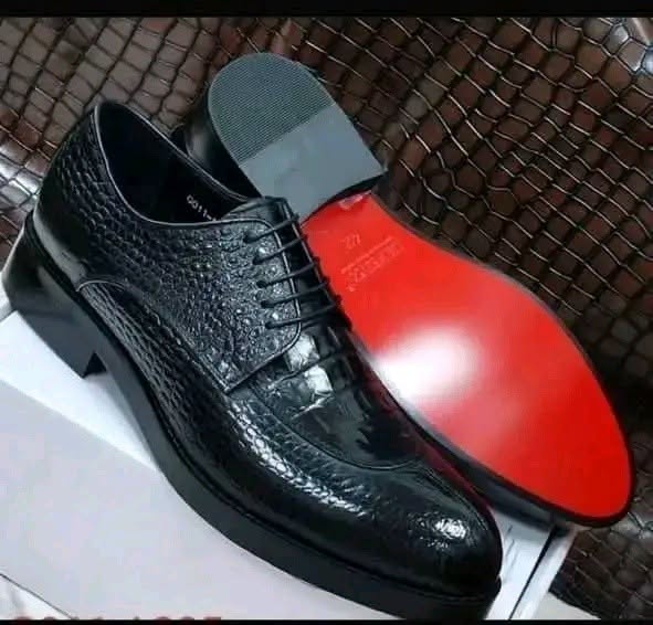 Chaussures habillées hommes — Cuir noir semelle rouge